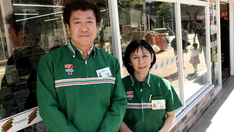 ユニフォームを着たスタッフが店頭に立つ様子