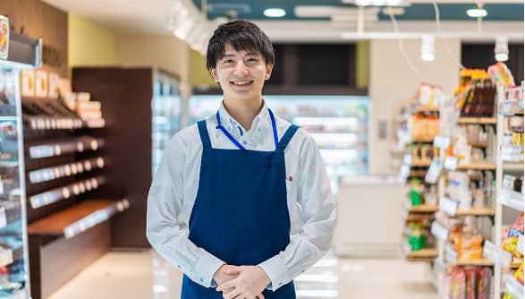 清潔感のある店舗スタッフの接客イメージ。笑顔で出迎える店員の姿を通して、親しみやすく丁寧なカスタマーサービスを提供していることを表現しています。
